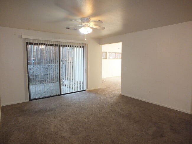 Building Photo - Rescue duplex 2/2 home with garage and fen...