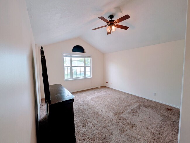 Building Photo - 749 Country Club Dr