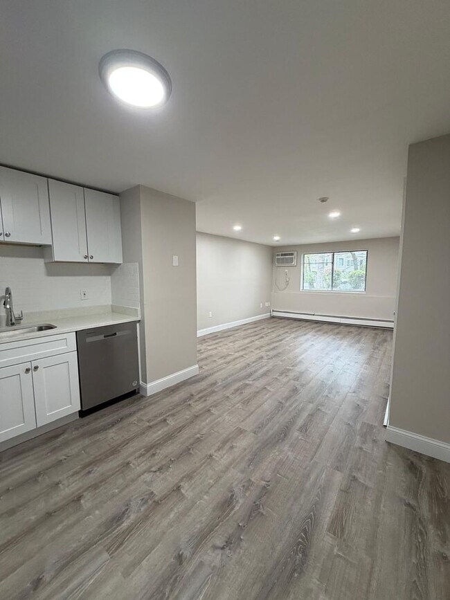Building Photo - Fully Renovated 2 Bed with Heat, Hot Water and gas for cooking included