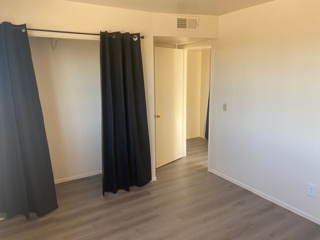 Building Photo - 2 bed 1 bath for under $1000