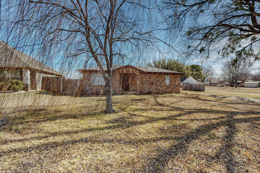 Building Photo - 614 N Main St