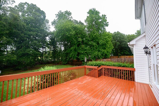 Building Photo - Wonderful and Spacious 3 bedroom home 2.5 bath in High Point with 2 car garage and large fenced-i...