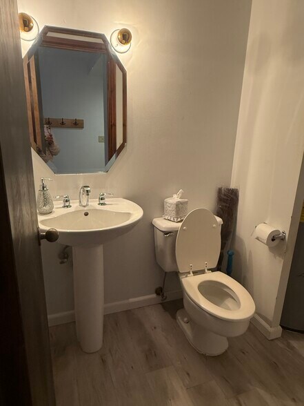 Building Photo - 1049 Danby Rd