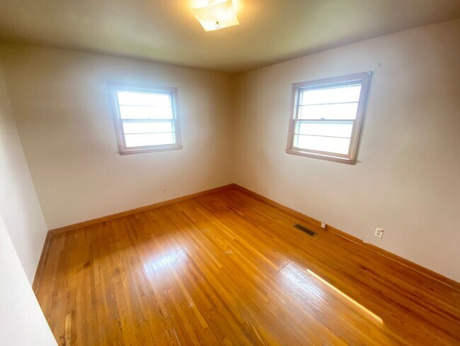 Building Photo - 404 Vosswood Dr