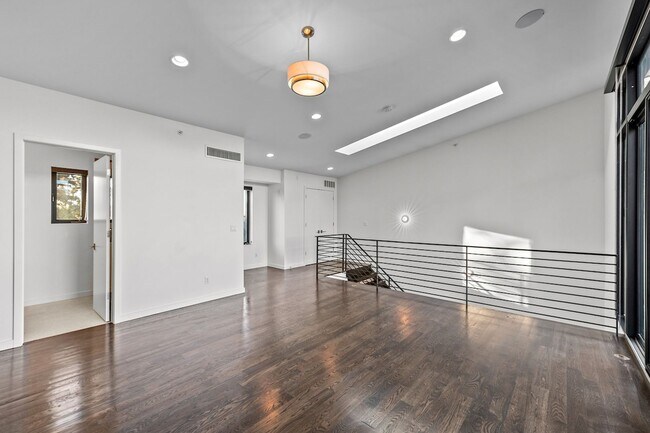 Building Photo - 203 S Marion St Pkwy