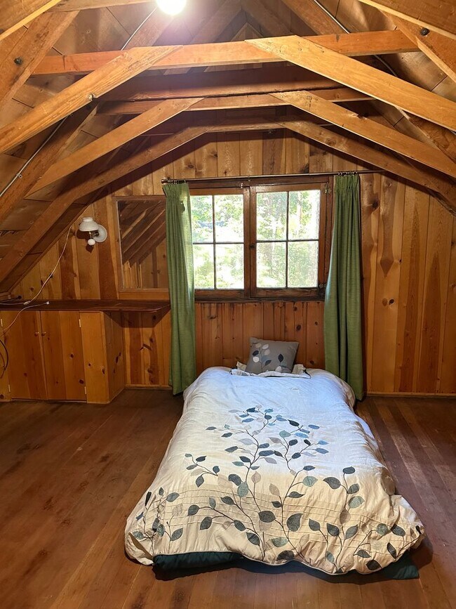 Building Photo - 3 Bedroom 1 Bath