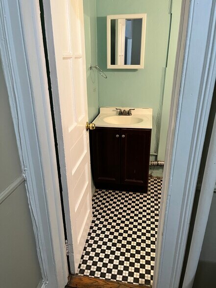 Bathroom 1 - 77 Calyer St