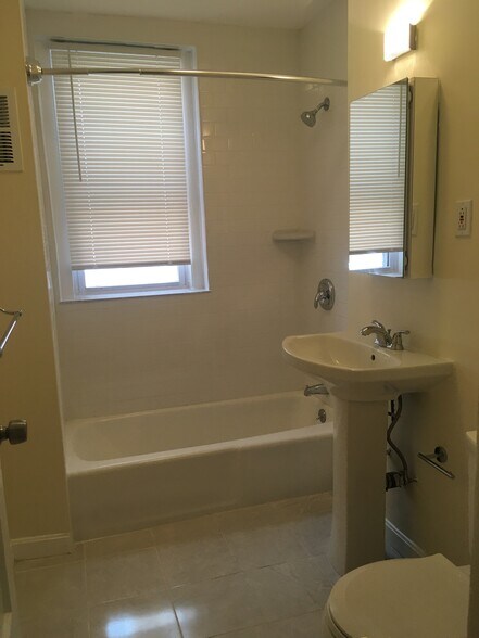 Building Photo - 14 Parkway Rd