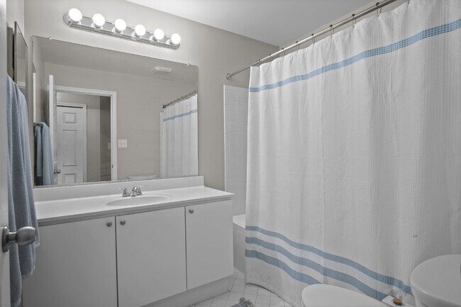Building Photo - Comfortable, convenient, and well located Ashburn condo.