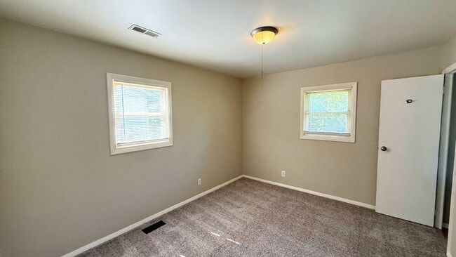 Building Photo - EAST - RECENTLY UPDATED 4 BEDROOM / 2 BATH HOME AVAILABLE NOW!