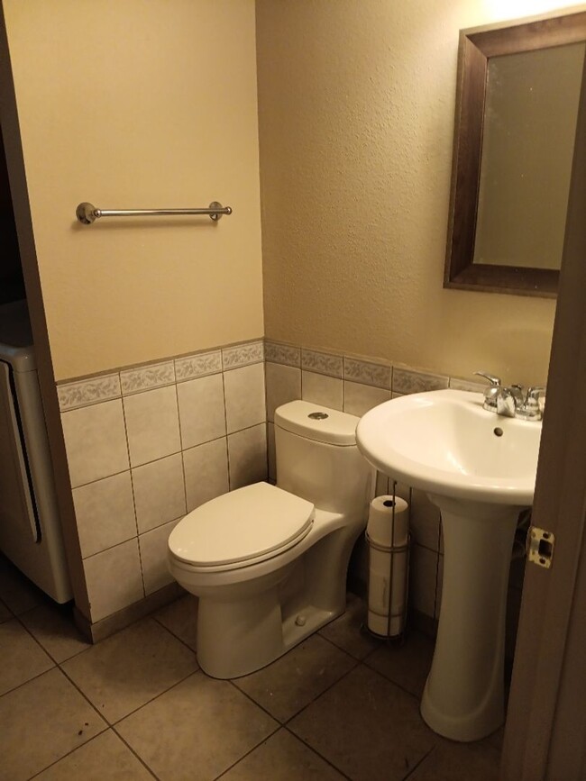 Building Photo - Spacious 2 Bedroom 3 Bathroom!! Pictures a...