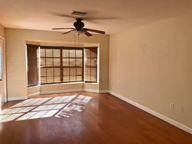 Building Photo - private pool home in Kensington Park - Sar...