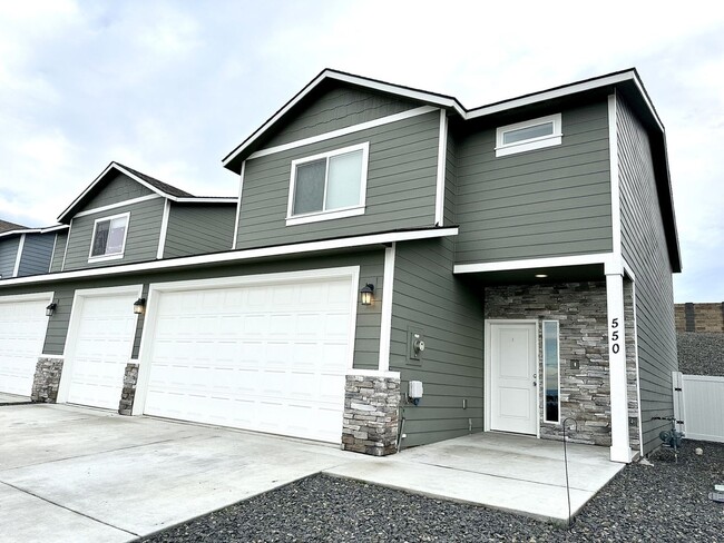 Building Photo - Home In West Richland for Lease!