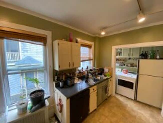 Building Photo - NEU 4 BR Apartment (in unit laundry!)- NO FEE - 9/1