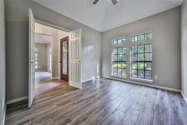 Building Photo - 10 Silent Brook Pl