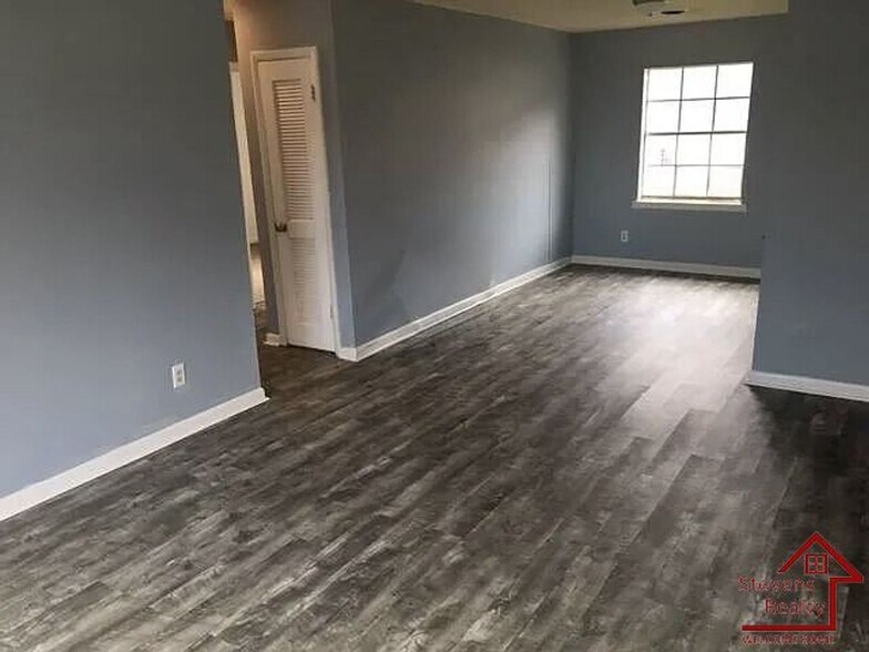 Building Photo - 411 Elm Ave