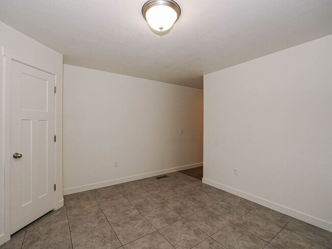 Building Photo - RES_WHITE_8178