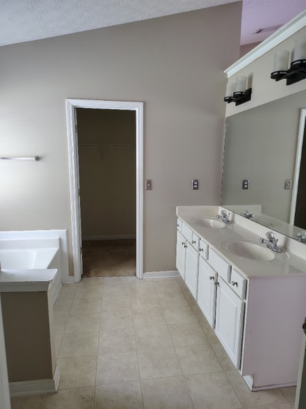 Building Photo - 1418 Dulwich Ct