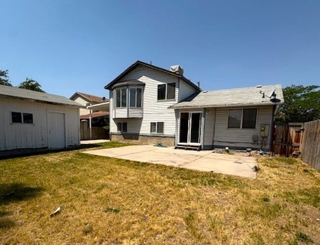 Building Photo - 3 Bedroom / 2 Bath Home in Kearns!
