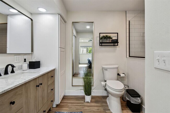 Building Photo - 9032 Mission Oaks Blvd