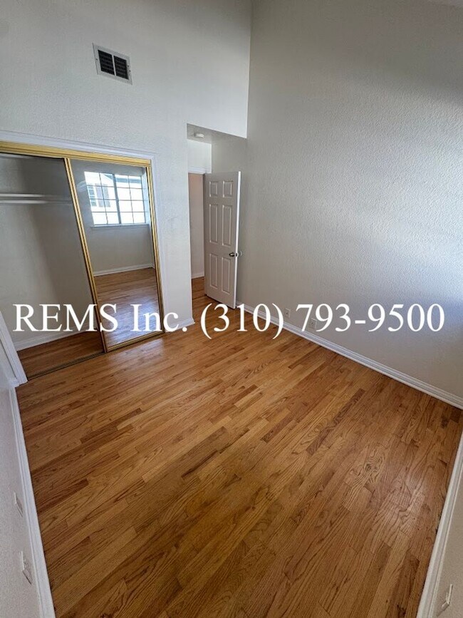 Building Photo - Spacious Townhome with Garage & Laundry in...