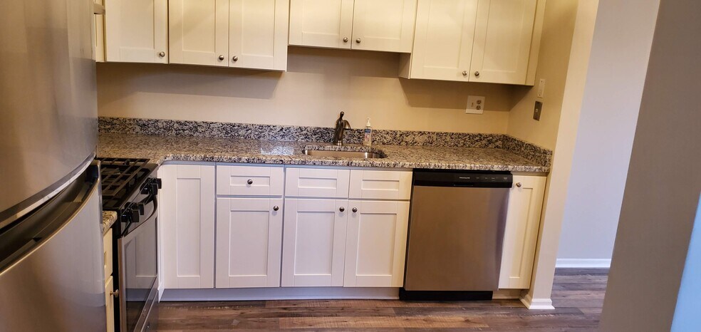 Kitchen with Granite, Stainless Steel - 610 Larch Ct