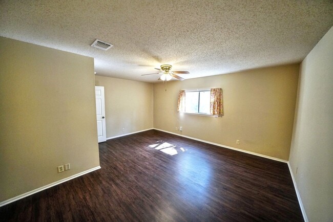 Building Photo - Cozy 3-Bed, 2-Bath with Fireplace in Prime NW Location - Realtor Commission: $500