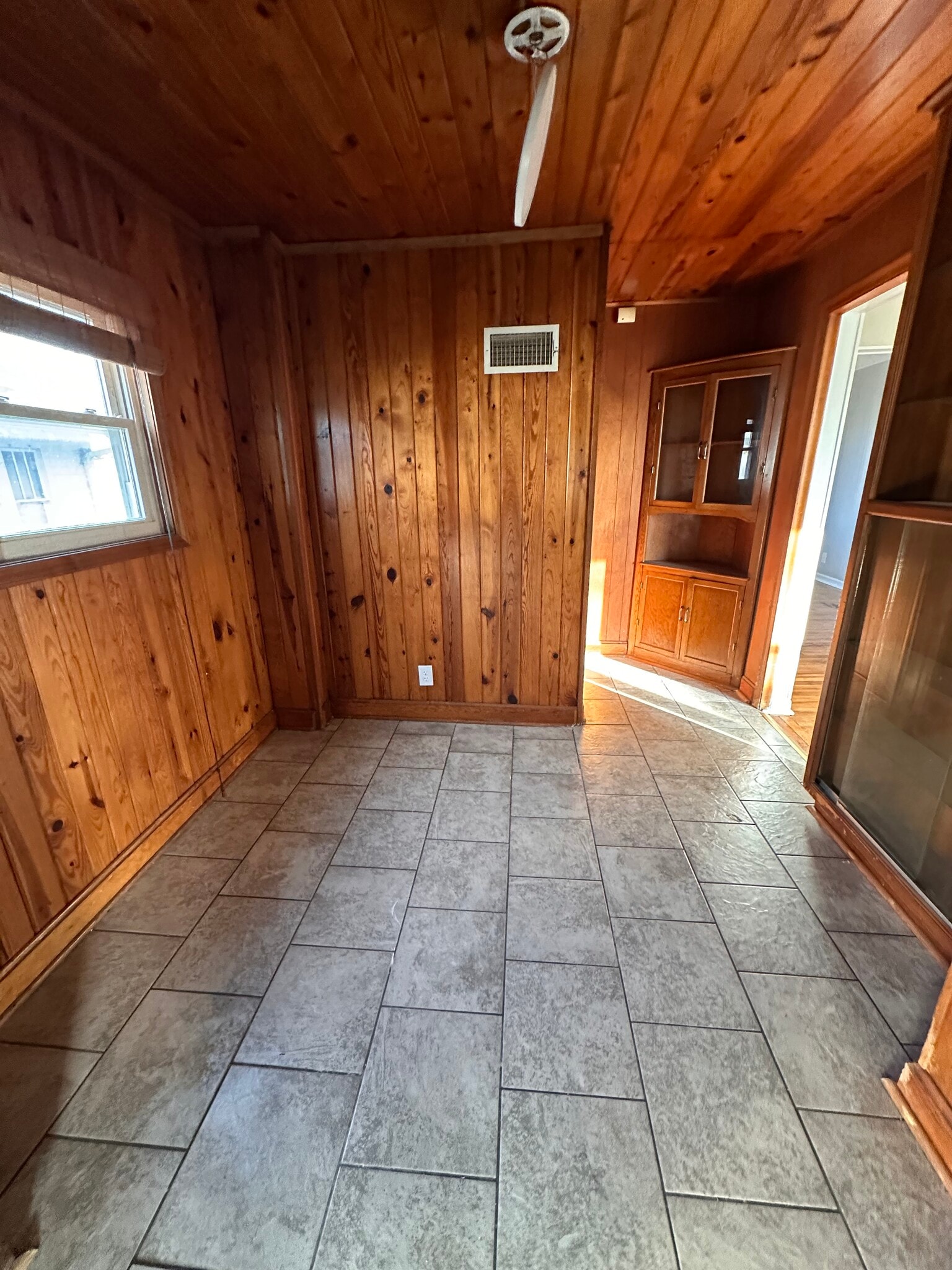 breakfast nook - 4308 Francis St