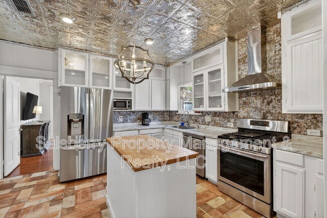 Building Photo - 212 N Grand Ave