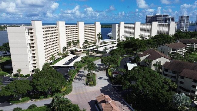 Building Photo - 130 Lakeshore Dr