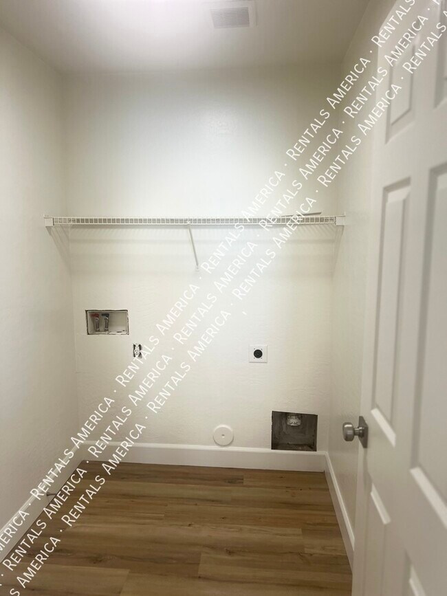 Building Photo - 3682 N French Pl