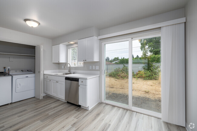 2BR, 1BA - 925SF - Briarwood Townhomes