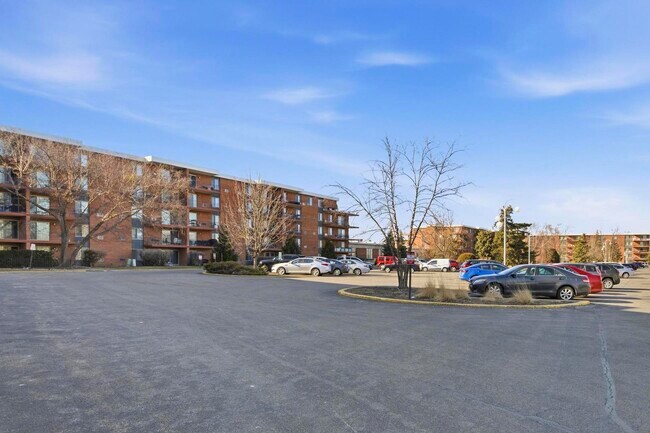 Building Photo - 16 E Old Willow Rd