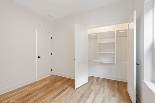 Building Photo - 2122 W 18th Pl