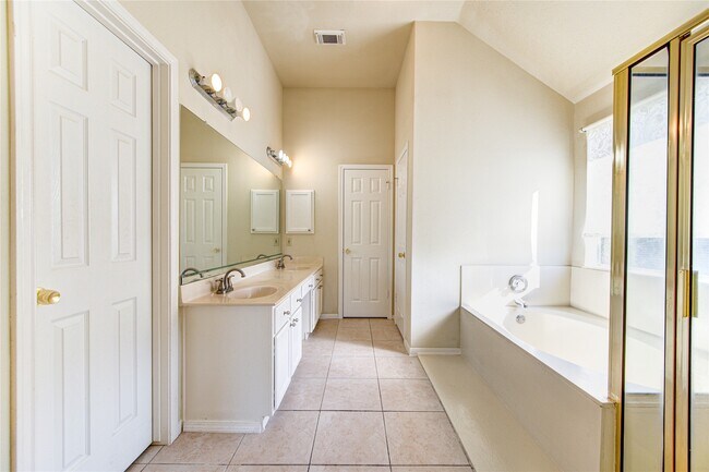 Building Photo - 13030 Richmond Ave