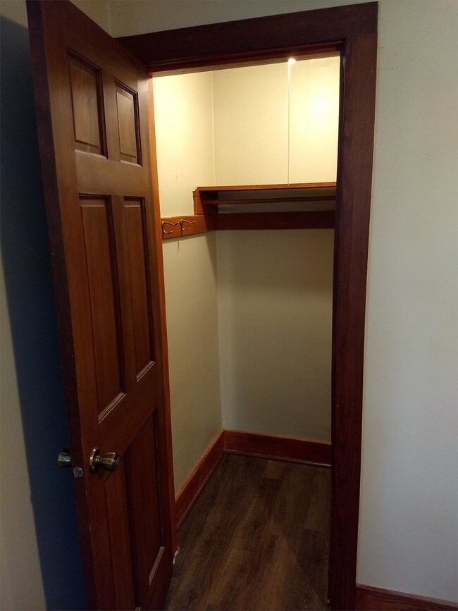 Building Photo - 904 E 17th St