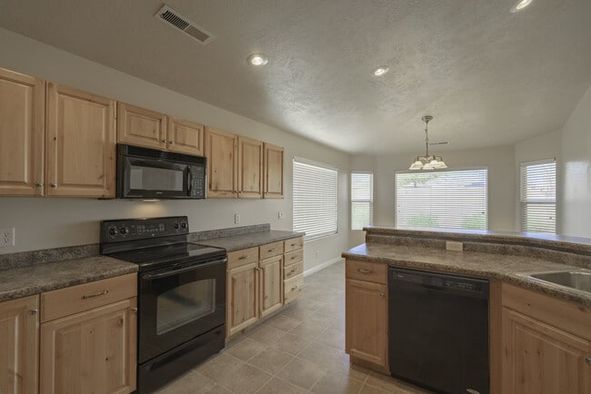 Building Photo - 4 Bedroom in Amber Estates - New LVP Floor...