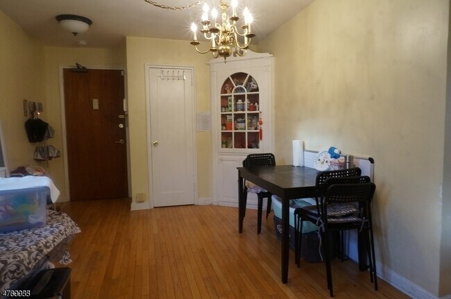 Building Photo - 176 Millburn Ave