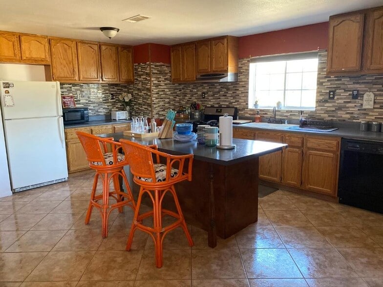 Building Photo - 6413 Center St