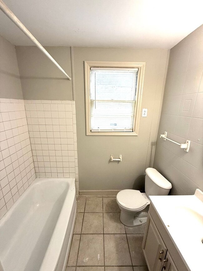 Building Photo - ** 3 Bed 2 Bath located off Narrow Lane rd...