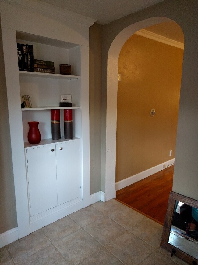 Foyer - 2 S Lowell Blvd