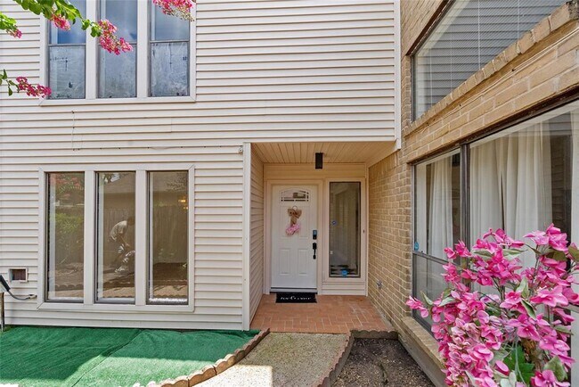 Building Photo - 8033 Oakwood Forest Dr