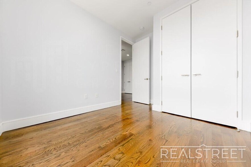 Building Photo - Luxury 2 BR in Bushwick with Balcony & Roo...