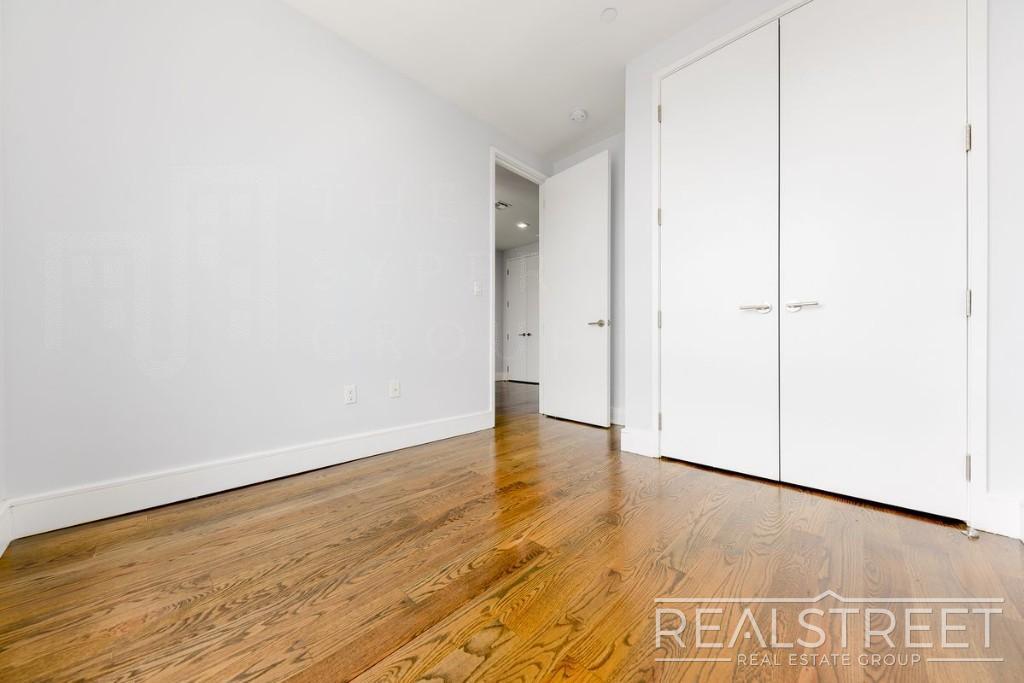 Building Photo - Luxury 2 BR in Bushwick with Balcony & Roof Deck!