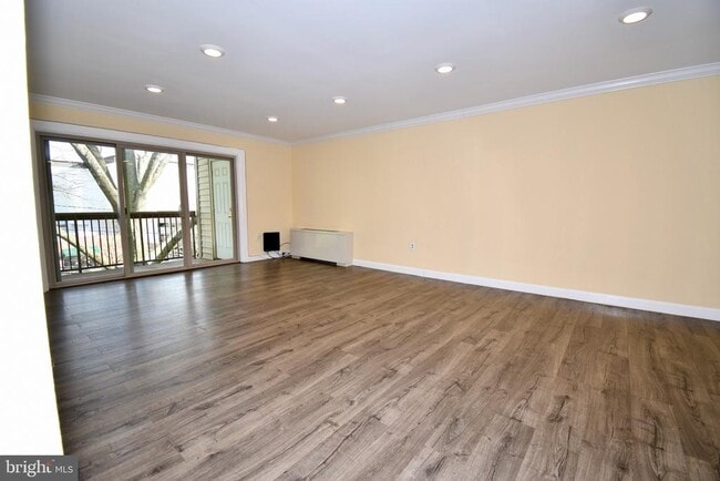 Building Photo - 10320 Westlake Dr