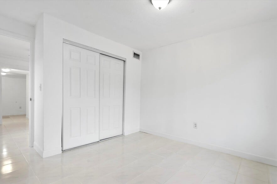 Building Photo - 934 E 22nd St