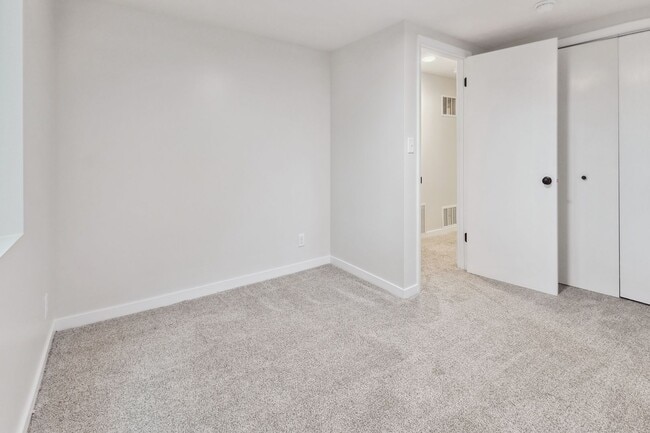 Building Photo - Fully Remodeled South Lincoln 4 Bedroom