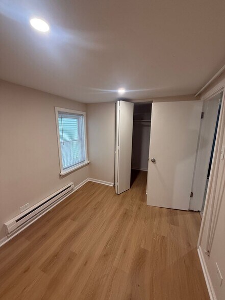 Building Photo - 2244 W Farragut Ave