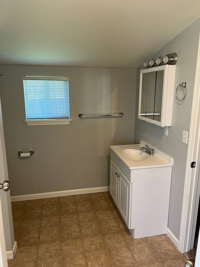 Building Photo - 2 bedroom, 1 bathroom home located in the ...