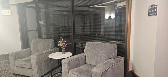 Building Photo - Meticulously Kept 3 bedroom, 2 bath condo in coveted Carriage Hills Condominium Association